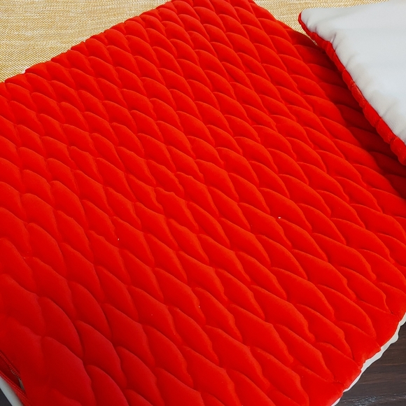 Red accent pillow cases - Picture 2 of 3